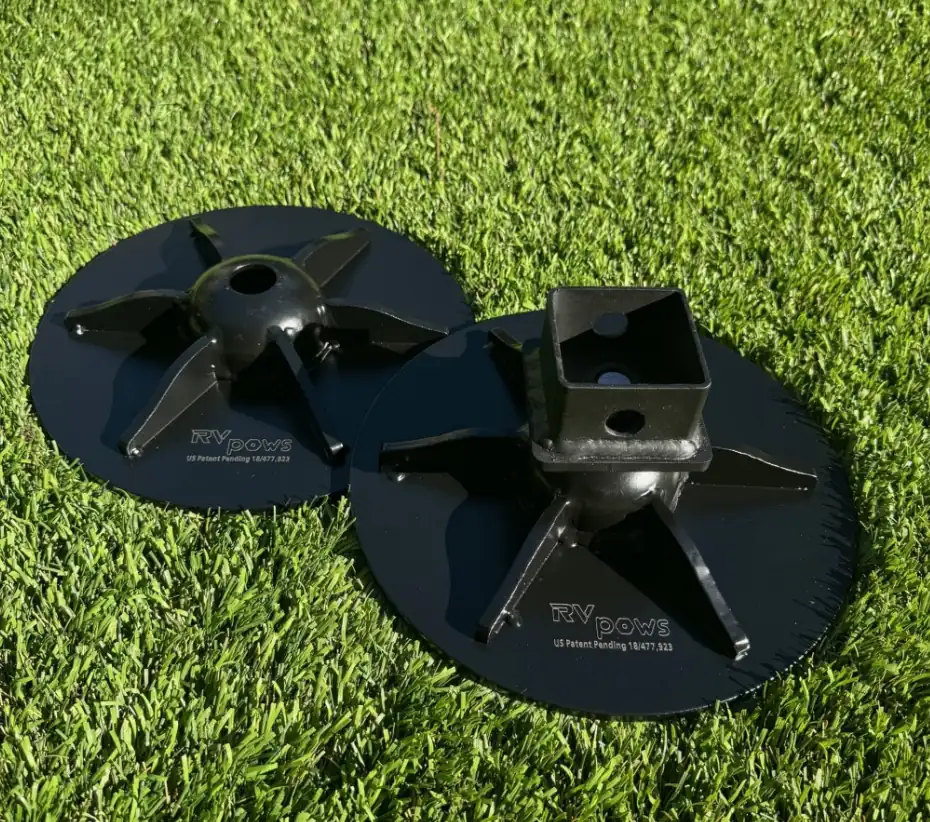 Fifth wheel landing gear on an RV in Florida